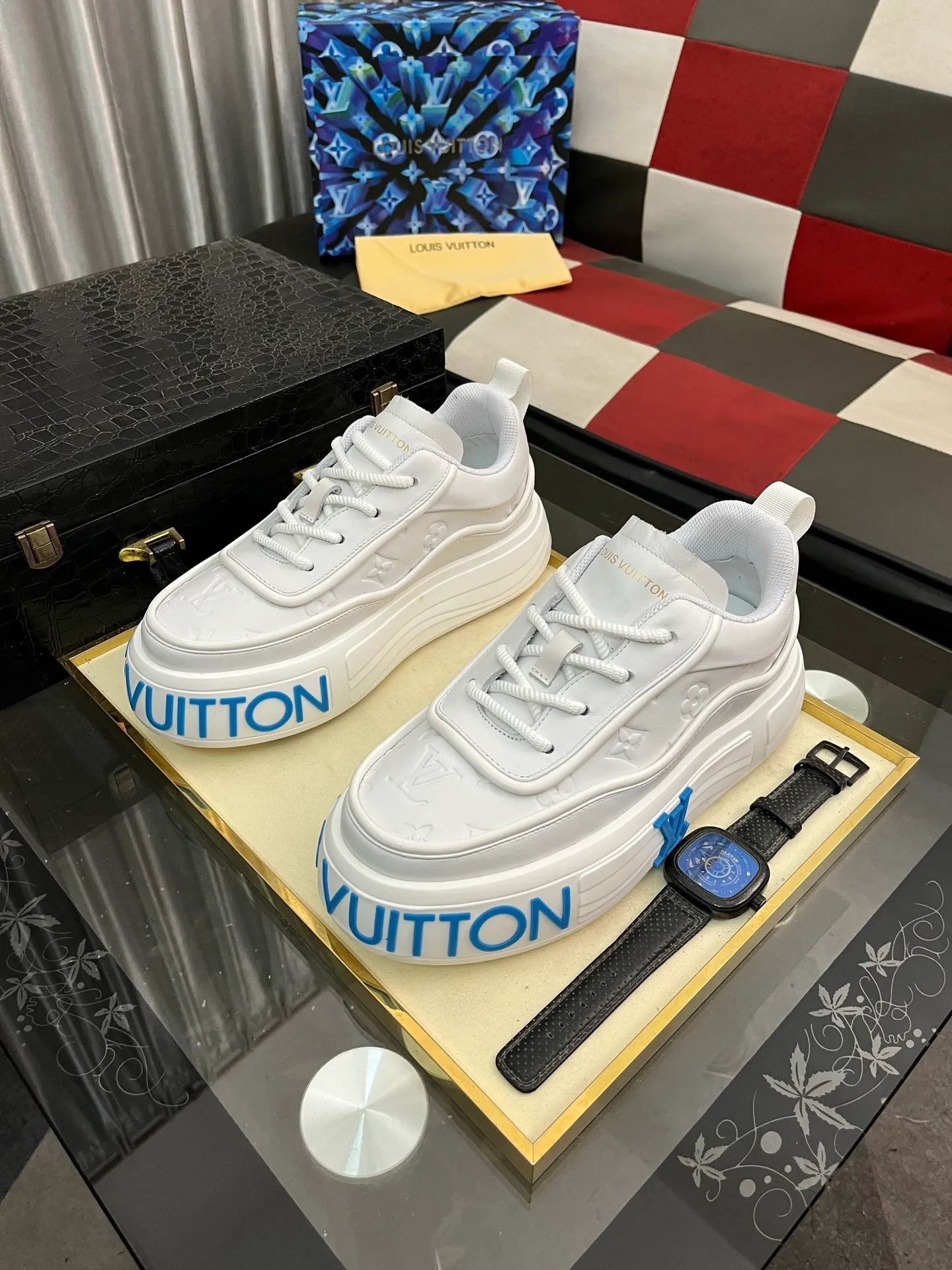 Men's shoes 💰560⌚️⌚️【LOUlS VUlTTON】Louis Vuitton ~ unique and casual style. LV counter purchasing 🏃casual shoes😍😍 Men's 2025 counters are on sale simultaneously, Italian imported brands select first-layer Italian cowhide. Cowhide leather lining (refuses to discolor and grind feet) Code number: 38-44 4⃣️colors available